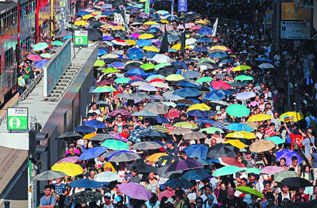 ▲ 2017년 8월 '우산혁명' 주모자에게 중형이 내리진 뒤 거리로 나온 홍콩 시민들. 홍콩은 '우산'을 들었다. 한국은 과연 김정은과의 연방제 이후 '촛불'을 들 수 있을까. ⓒ뉴시스-AP. 무단전재 및 재배포 금지.