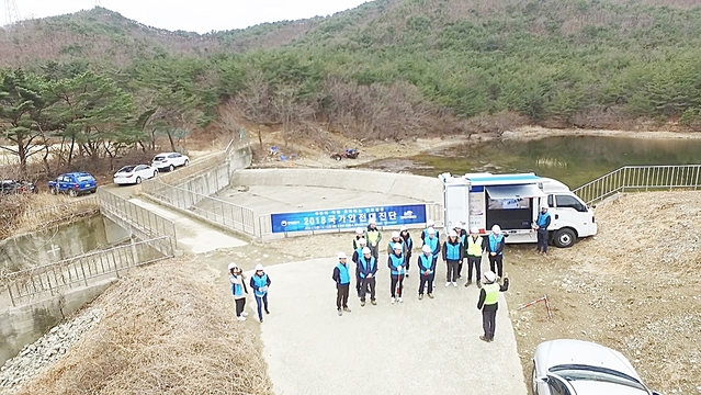 ▲ 국가안전대진단 현장학습에 참여한 대학생들이 회학저수지(포항시 북구 청하면)일대에서 안점점검을 실시하고 있다.ⓒ한국농어촌공사 경북지역본부