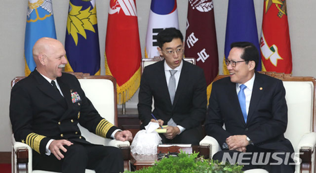 ▲ 8일 오전 국방부에서 만난 스콧 스위프트 美태평양 함대 사령관과 송영무 국방장관. ⓒ뉴시스. 무단전재 및 재배포 금지.