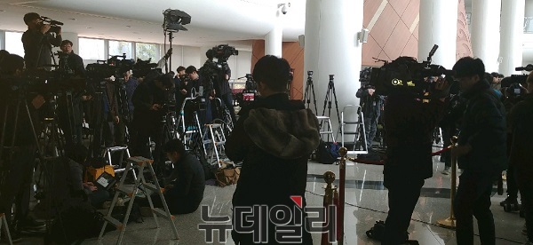 ▲ 안희정 전 지사의 기자회견이 돌연 취소되자 8일 새벽부터 도청 로비에서 진을 치고 있던 취재진들이 허탈해 하고 있다.ⓒ김창견 기자