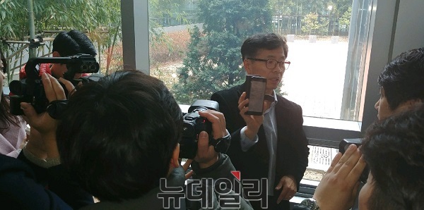 ▲ 한준섭 충남도 공보관이 8일 문자메시지로 전송된 안 전 지사의 기자회견 취소를 설명하고 있다.ⓒ김창견 기자