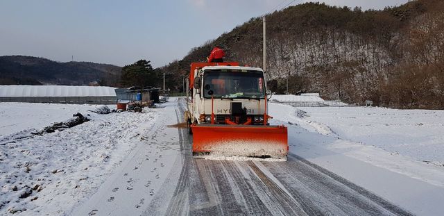 ▲ 칠곡군은 대설주의보가 발효되자 칠곡군 재난안전대책본부는 비상근무 체계를 가동하고 군청 및 읍·면 공무원 600여명 등이 동원된 가운데 제설작업를 펼쳤다.ⓒ칠곡군