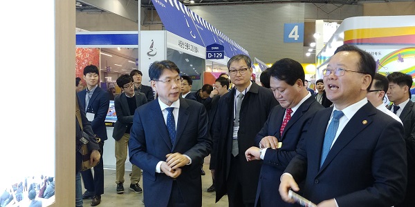 ▲ 이재관 대전시장 권한대행이 8일 일자리정책박람회를 찾은 김부겸 행안부장관에게 대전 일자리정책을 설명하고 있다.ⓒ대전시