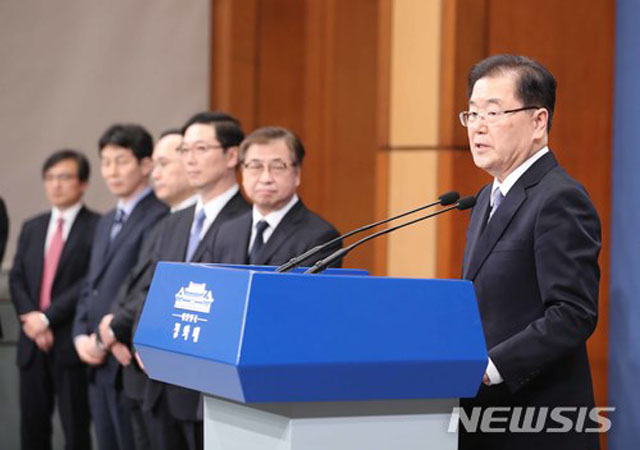 ▲ 지난 6일 밤, 대북특사로 방북했던 정의용 청와대 국가안보실장이 김정은 측의 메시지를 전하고 있다. ⓒ뉴시스. 무단전재 및 재배포 금지.