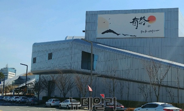 ▲ 안희정 전 충남도지사가 성폭행 의혹의 오명을 쓰고 떠난 충남도청에는 8일 그가 꿈꾸던 정치적 야망이 고스란히 남아 있다.ⓒ김창견 기자