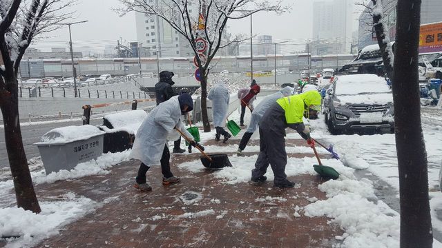 ▲ 대구경북내륙에 대부분의 눈이 그쳤으나 퇴근길 도로가 미끄러워 안전에 유의해야겠다. 사진은 동인네거리 제설작업 현장.ⓒ대구시