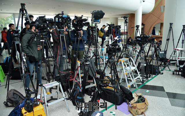 ▲ 8일 오후로 예정됐던 안희정 전 충남도지사의 기자회견이 전격 취소되자, 현장에 배치돼 있던 취재진이 철수를 준비하고 있다. ⓒ홍성(충남)=뉴데일리 공준표 기자