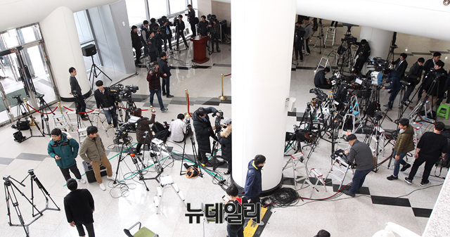 ▲ 8일 오후로 예정돼 있던 안희정 전 충남도지사의 기자회견이 전격 취소되자, 도청 현장에 배치돼 있던 취재진이 철수를 준비하고 있다. ⓒ홍성(충남)=뉴데일리 공준표 기자