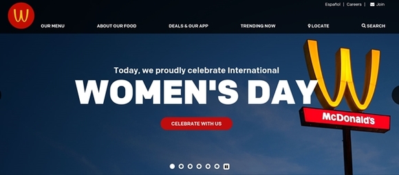 ▲ 뒤집힌 로고가 설치된 미국 캘리포니아 린우드의 한 맥도날드 지점. ⓒ맥도날드