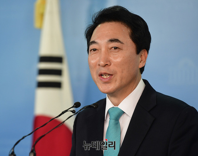 ▲ 박수현 전 청와대 대변인이 지난달 5일 국회에서 충남도지사 출마선언 기자회견을 갖고 있다. 박수현 전 대변인은 9일 오전 CBS라디오에 출연해, 안희정 사태로 인한 선거운동 전면중단에도 불구하고 충남도지사 출마 의지는 계속 이어나가겠다는 뜻을 내비쳤다. ⓒ뉴데일리 정상윤 기자