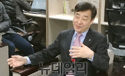 ▲ 유영균 대전도시공사 사장이 9일 시청 기자실에서 유성터미널 우선협상대상자인 하주실업의 사업 포기와 관련해 설명하고 있다.ⓒ김창견 기자