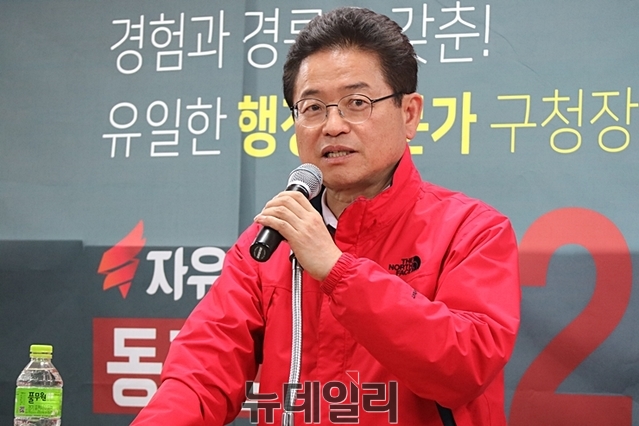 ▲ 이날 배 예비후보를 격려하기 위해 선거사무실 개소식에 참석한 이철우 경북도지사 예비후보가 인사말을 하고 있다.ⓒ뉴데일리