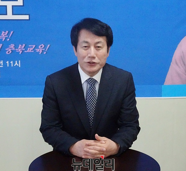 ▲ 황신모 전 청주대 총장이 9일 충북 청주시 흥덕구 무심서로에 위치한 자신의 사무실에서 충북교육청의 이념 편향적 인사 논란에 대해 견해를 밝히고 있다.ⓒ이민기 기자