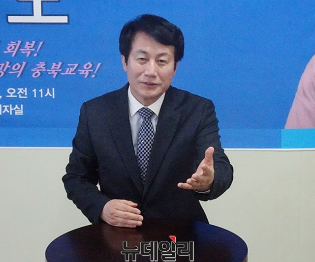 ▲ 황신모 전 청주대 총장이 충북과학고 인근의 축사 문제에 대해 말하고 있다.ⓒ이민기 기자