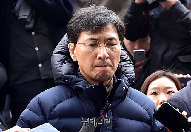 ▲ 수행비서를 성폭행한 의혹을 받고 있는 안희정 전 충남지사가 9일 오후 서울 마포구 서부지검에 피의자 신분으로 자진출석 하며 입술을 깨물고 있다. ⓒ뉴데일리 이종현 기자