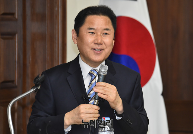 ▲ 곽일천 서울디지텍고 교장이 '역사교과서와 자유'를 주제로 발표하고 있다. ⓒ뉴데일리 이종현 기자