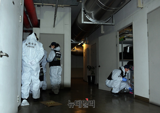 ▲ 광진경찰서 과학수사대가 9일 오후 배우 조민기가 숨진 서울 광진구 구의동의 한 아파트 주차장을 감식하고 있다.  ⓒ 이기륭 기자