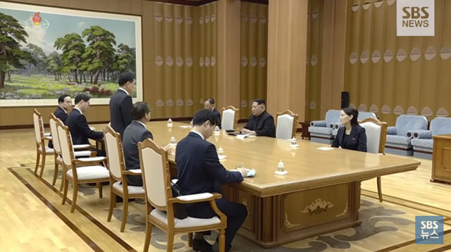 ▲ 정의용 수석특사가 선채로 북한 김정은에 설명하는 모습. ⓒSBS 방송화면 캡처