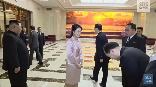 ▲ 우리측 특사가 북한 리설주에 허리숙여 인사하는 모습. ⓒSBS 방송화면 캡처