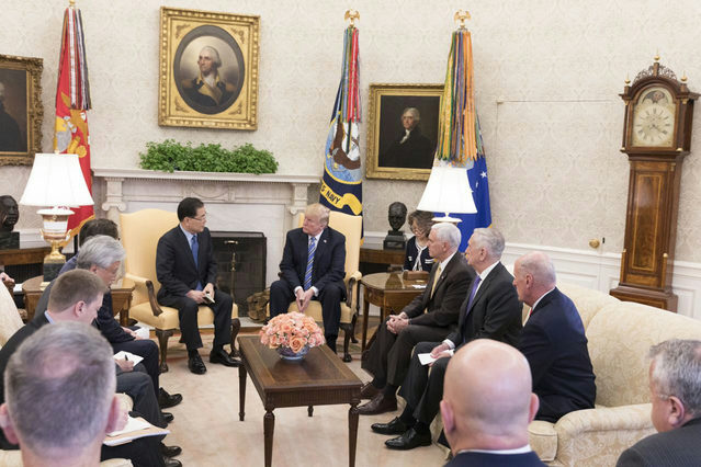 ▲ 정의용 실장이 도널드 트럼프 미국 대통령을 만나 대화하는 모습. 참모들이 둘러앉아 그의 이야기를 경청하고 있다. ⓒ청와대 제공