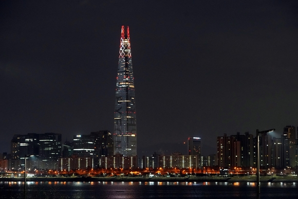 ▲ 롯데월드타워 성화점등 모습. ⓒ롯데