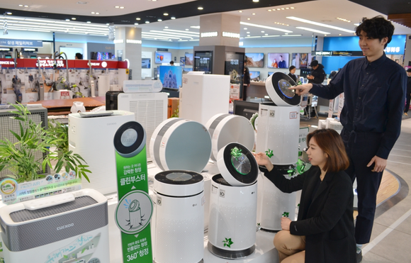 ▲ 봄철 성수기를 겨냥한 가전업계의 경쟁이 시작됐다. 봄 황사·미세먼지에 대비한 환경가전과 의류건조기, 청정기 등 이색제품이 인기를 끌 것으로 보인다. ⓒ 전자랜드 프라이스킹