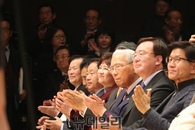 ▲ 참석 내빈들이 북 콘서트에서 박수를 치고 있다.ⓒ뉴데일리