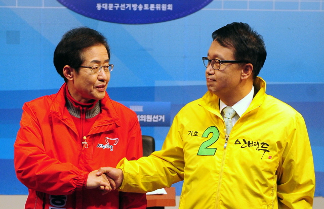 ▲ 자유한국당 홍준표 대표와 더불어민주당 민병두 의원이 지난 2012년 총선 당시 서울 동대문을 국회의원 선거의 TV토론회를 앞두고 악수를 나누고 있다. 민주당 민병두 의원은 10일 오후 미투 폭로와 관련해 의원직 사퇴를 전격 선언해, 이 지역구에서는 오는 6월 13일 지방선거와 함께 보궐선거가 치러질 가능성이 높아졌다. ⓒ뉴시스 사진DB