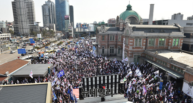 ▲ 10일 오후 2시 서울역광장에서 대한애국당 주최로 태극기집회가 열렸다. 이날 집회에는 경찰 추산 5,000여명의 인파가 몰렸다.ⓒ뉴데일리 이종현 기자