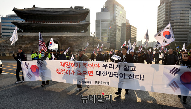 ▲ 10일 오후 서울역에서 출발한 태극기집회 행렬이 남대문 인근에서 행진을 벌이고 있다.ⓒ뉴데일리 이종현 기자