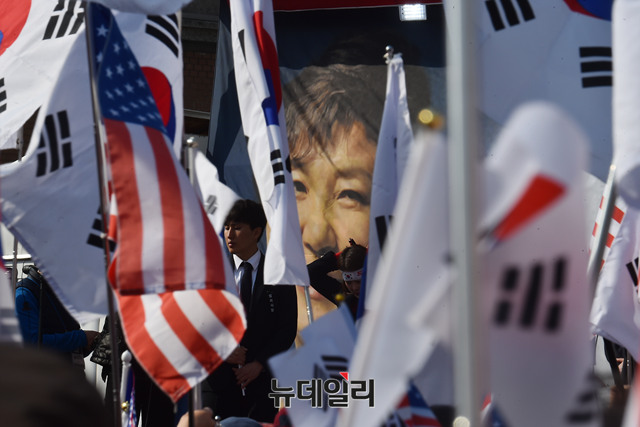 ▲ 박근혜 전 대통령 탄핵 1년을 맞이한 10일, 서울 도심 곳곳에서 대규모 태극기집회가 열렸다.ⓒ뉴데일리 이종현 기자