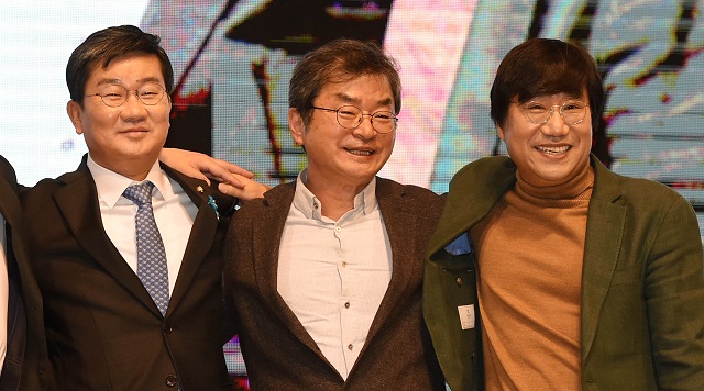 ▲ 전해철 더불어민주당 의원과 이호철 전 청와대 민정수석, 양정철 전 청와대 홍보기획비서관이 10일 오후 경기 수원 아주대학교에서 열린 '함께한 시간, 역사가 되다' 북 콘서트에서 기념촬영하고 있다. ⓒ뉴시스