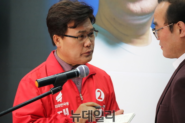 ▲ 이재만 대구시장 예비후보가 ‘시민과 함께하는 릴레이 개소식’행사를 찾은 한 시민의 의견을 경청하고 있다.ⓒ뉴데일리