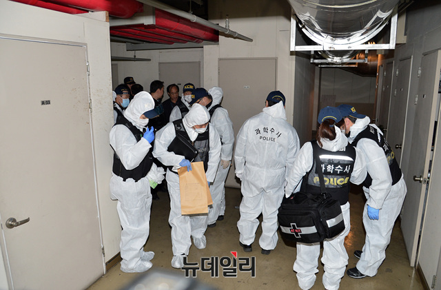 ▲ 광진경찰서 과학수사대가 9일 오후 배우 조민기가 숨진 서울 광진구의 한 아파트 주차장 옆 창고에서 감식을 하고 있다. ⓒ 공준표 기자