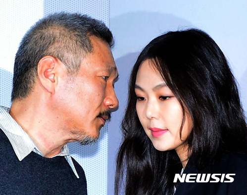 ▲ 광진경찰서 과학수사대가 9일 오후 배우 조민기가 숨진 서울 광진구 구의동의 한 아파트 주차장을 감식한 뒤 증거품을 수거하고 있다. ⓒ 이기륭 기자