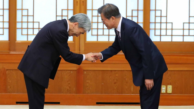 ▲ 정해구 국민헌법자문특별위원장이 지난해 10월 10일 청와대에서 대통령직속 정책기획위원장 위촉장을 수여받으며, 문재인 대통령에게 허리를 깊숙이 숙여 악수하고 있다. 정해구 위원장은 오는 13일을 전후해 문재인 대통령에게 대통령 개헌안을 보고할 예정인 것으로 알려졌다. ⓒ뉴시스 사진DB