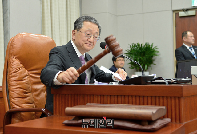 ▲ 김재경 헌법개정·정치개혁특별위원장이 지난달 19일 국회에서 열린 헌정특위 전체회의를 주재하고 있다. ⓒ뉴데일리 공준표 기자