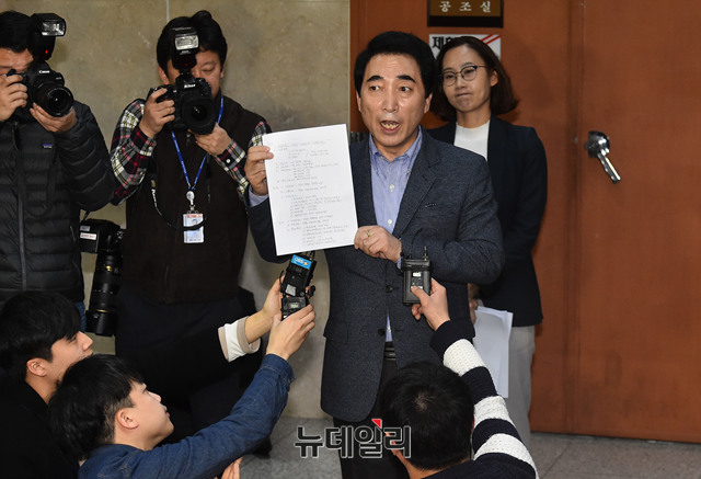 ▲ 6·13 지방선거에서 충남도지사
 출마를 준비하고 있는 박수현 전 청와대 대변인이 11일 국회에서 기자회견을 열어, 지난 9일 전처 측에 의해 제기된 기자회견의 동기와 의혹에 대해 조목조목 반박하고 있다. ⓒ뉴데일리 이종현 기자