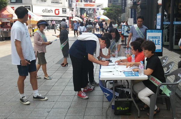 ▲ 지난해 충북 청주시 성안길에서 국립철도박물관 청주 유치 서명 운동 장면.ⓒ청주시