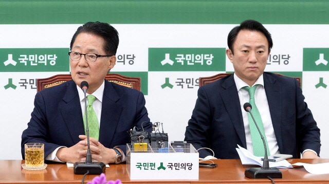 ▲ 민주평화당 김명진 전 청와대 행정관(사진 오른쪽)은 11일 오후 광주 서구문화센터에서 출판기념회를 열고 6·13 광주 서갑 국회의원 재선거를 정조준했다. 이 자리에는 평소 김명진 전 행정관을 중용한 평화당 박지원 전 대표(왼쪽) 뿐만 아니라 조배숙 대표와 장병완 원내대표 등 당 지도부가 총출동해 힘을 실었다. ⓒ뉴시스 사진DB