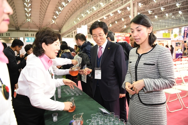 ▲ 고윤환 문경시장이 일본 식품전문박람회(FOODEX JAPAN 2018)에 참석해 오미자 시음을 하고 있다.ⓒ문경시