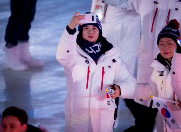 ▲ 대한민국 알파인스키 가이드러너 고운소리 선수가 평창 패럴림픽 개막식에서 갤노트8을 사용하고 있다. ⓒ삼성전자