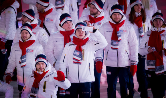 ▲ 대한민국 알파인스키 가이드러너 고운소리 선수가 평창 패럴림픽 개막식에서 갤노트8을 사용하고 있다. ⓒ삼성전자