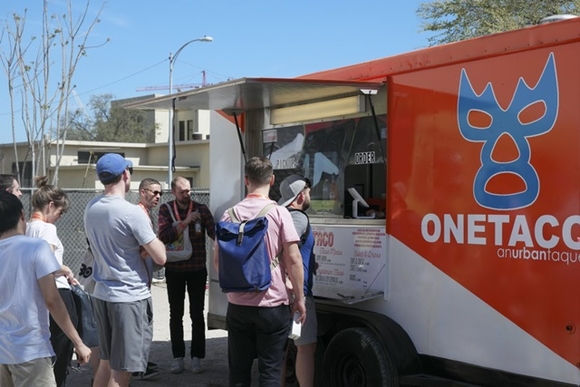 ▲ ⓒ트레일러 파크에서 음식을 주문하고 있는 사람들.