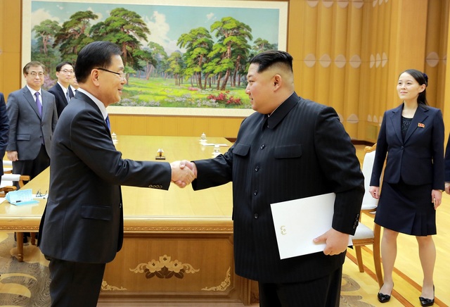 ▲ 북한 김정은과 정의용 대북특사가 지난 5일 평양 조선노동당 본관 진달래관에서 악수하고 있다. ⓒ뉴시스