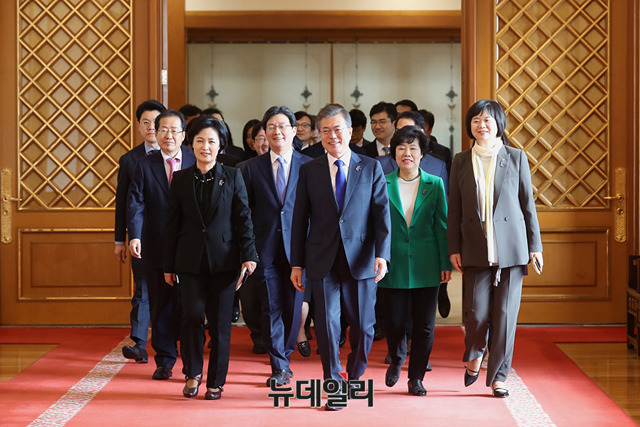 ▲ 문재인 대통령이 7일 오전 청와대 본관에서 추미애 더불어민주당 대표, 홍준표 자유한국당 대표, 유승민 바른미래당 공동대표, 조배숙 민주평화당 대표, 이정미 정의당 대표 등 여야 5당 대표와 차담을 마치고 오찬장으로 이동하고 있다. ⓒ청와대