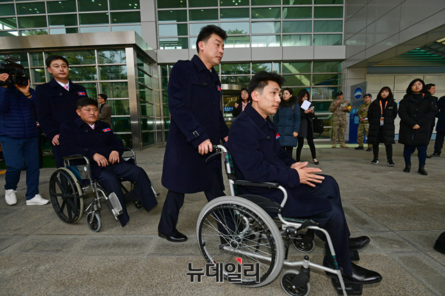지난 7일 경기 파주 남북출입경사무소(CIQ)를 통과하는 북한 동계 패럴림픽 선수단. ⓒ뉴데일리 DB