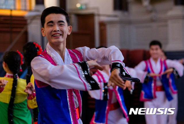 ▲ 2017년 5월 영국에서 공연하는 북한 장애인 예술단의 모습. ⓒ뉴시스. 무단전재 및 재배포 금지.