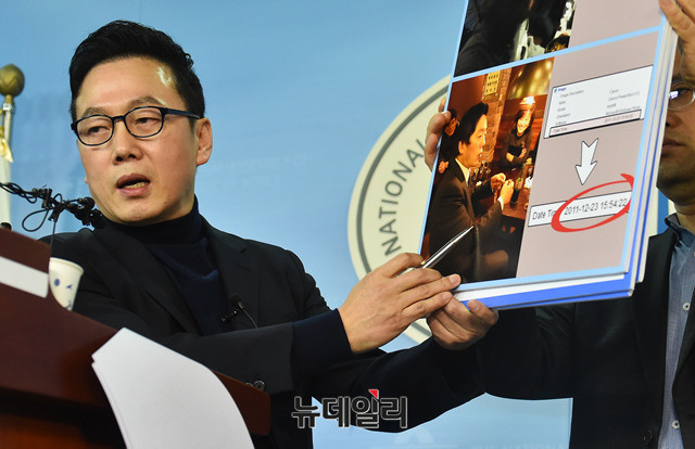 ▲ 성추행 의혹을 받고 있는 정봉주 전 의원이 12일 서울 여의도 국회 정론관에서 기자회견을 열고 프레시안의 성추행 보도는 대국민 사기극이라며 사진 자료를 보여주고 있다. ⓒ뉴데일리 이종현 기자