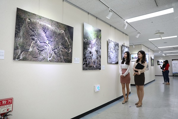 ▲ 한국교통대학교 박물관에서는 ‘대자연 속의 인간-그들이 빚어낸 찬란한 중원문화’라는 주제의 사진전을 오는 29일까지 전시하고 있다.ⓒ한국교통대